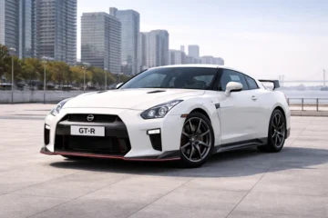 Белый Nissan GT-R на набережной