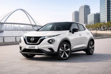 Белый Nissan Juke у реки