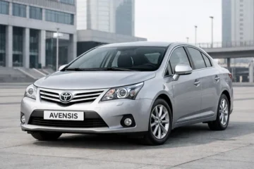 Серебристый автомобиль Toyota Avensis T270