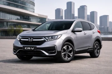 Серебристый Honda CR-V в городе
