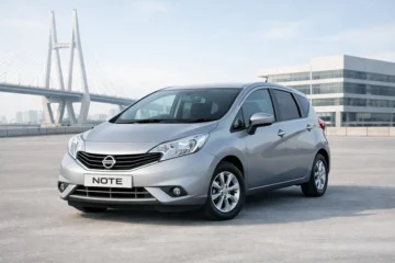 Серебристый Nissan Note на парковке