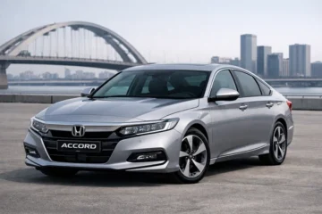 Современная Honda Accord на фоне города