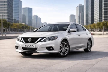 Современный Nissan Teana на площади