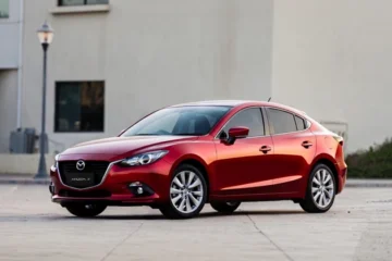 Автомобиль Mazda 3 в вишнёвом цвете